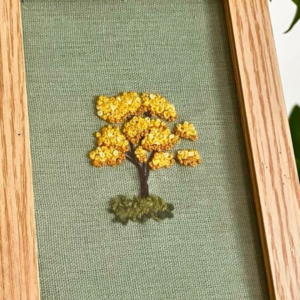 Ipê amarelo bordado em tecido verde